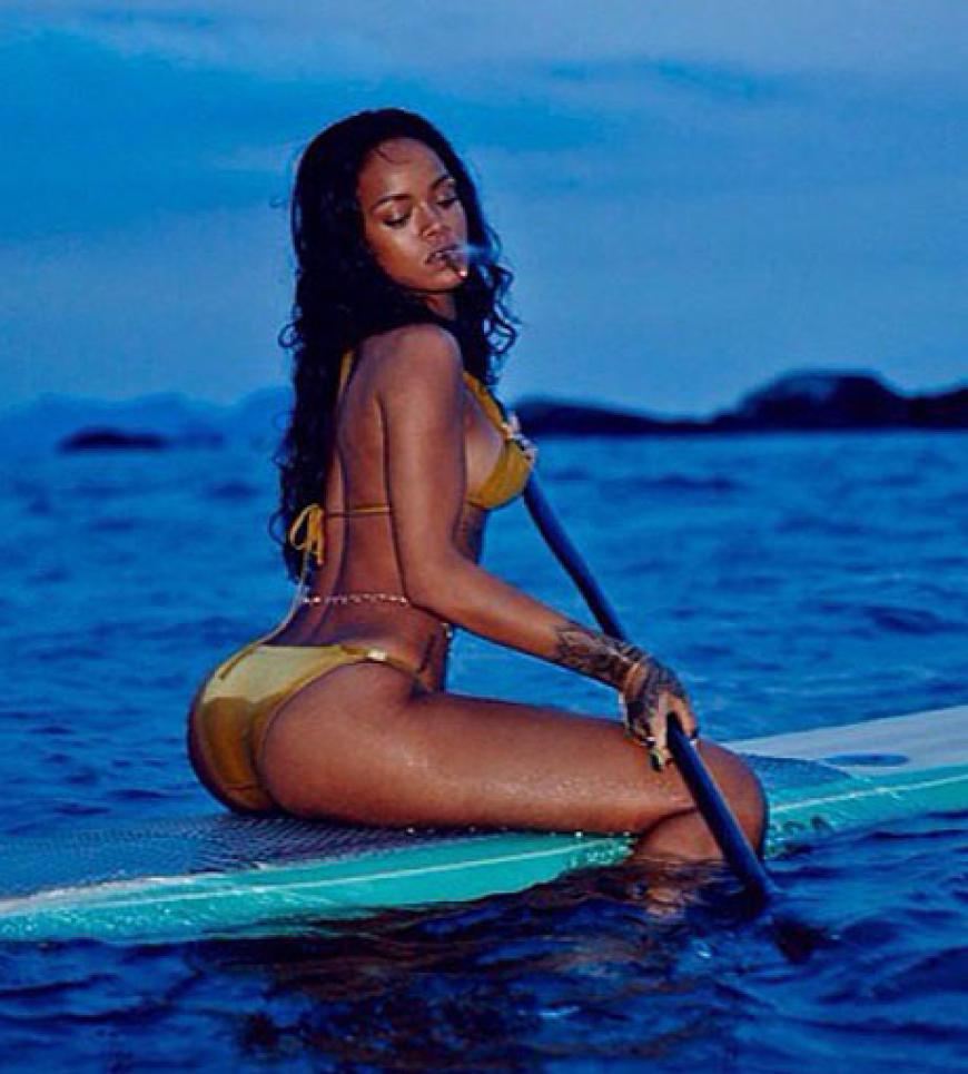 Sexy Urlaubsgrüße aus Brasilien. Auch auf dem Surfbrett macht die Beauty eine gute Figur