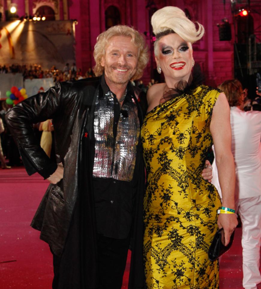 Thomas Gottschalk und Holger Thor (Miss Candy) posieren für die Fotografen auf dem Roten Teppich