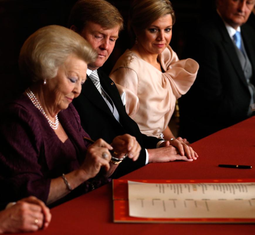 Ein emotionaler Moment, der Geschichte schreibt: Königin Beatrix unterschreibt am Dienstag, 30. April 2013, um 10.08 Uhr die Abdankungsurkunde. Es folgen Willem-Alexander und´ Máxima. Beatrix ist nun wieder Prinzessin - ihr Sohn der neue König und Máxima die Königin der Niederlande