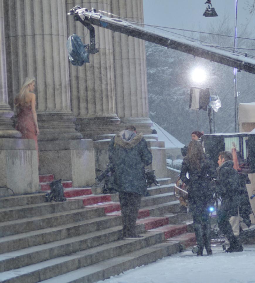Brrr... diese Blondine lässt sich in einer trägerlosen Robe ablichten...
