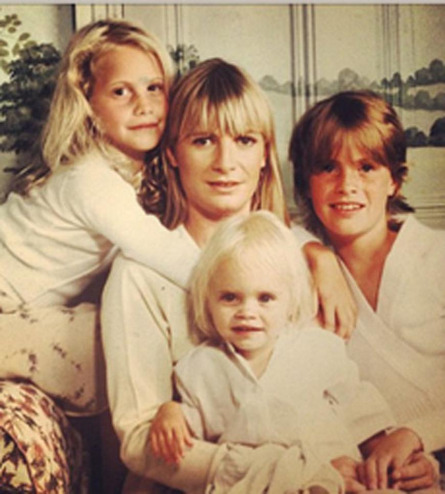 Zuckersüß: Cara Delevingne (Mitte unten) gemeinsam mit ihrer Mama Pandora Stevens (Mitte oben) und ihren beiden Schwestern Poppy (Links oben) und Chloe (Rechts oben)
