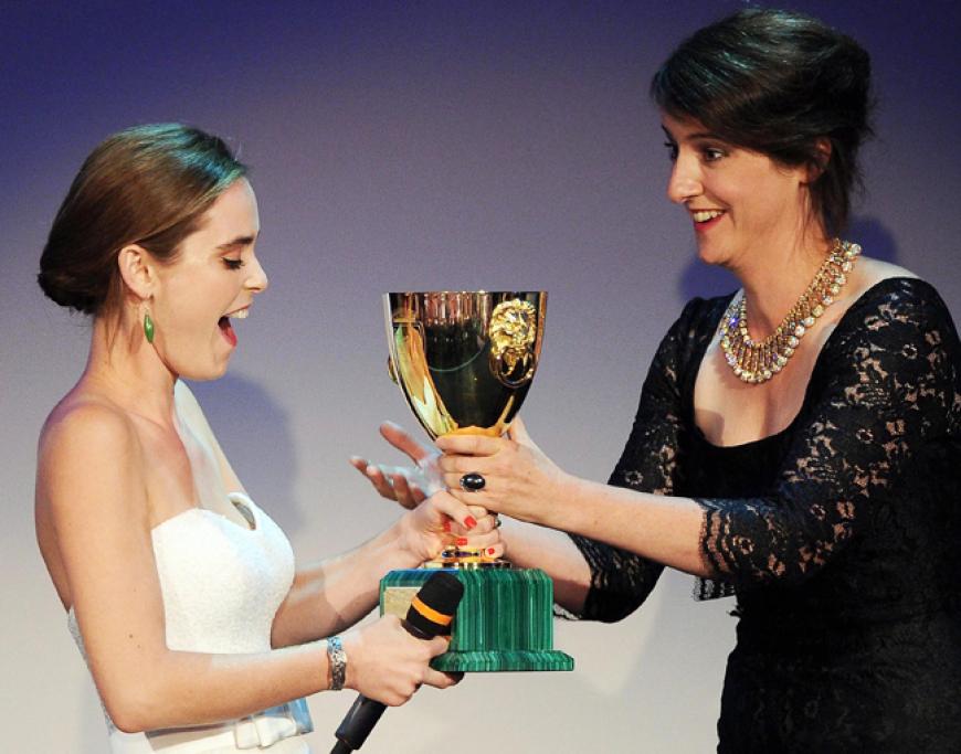 Die israelische Schauspielerin Hadas Yaron (l.) erhält die Trophäe Coppa Volpi als beste Hauptdarstellerin´