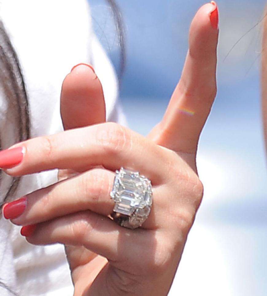 An ihrem Finger trägt Kim Kardashian ihren riesigen Ehering