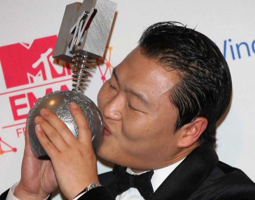 Glücklich: Psy knutscht seinen Preis