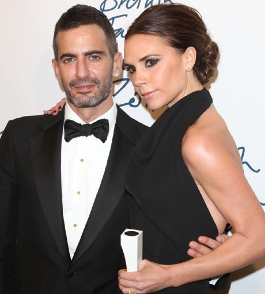 Marc Jacobs durfte Victroria Beckham die Trophäe überreichen