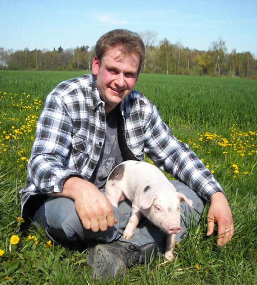 Georg der sanfte Schweinebauer
Alter: 33
Im beschaulichen Bayerisch-Schwaben lebt Georg mit seiner Familie auf einem großen Hof. Wenn die Arbeit getan ist, fühlt sich der gutmütige Bayer in seinem Haus oft allein.