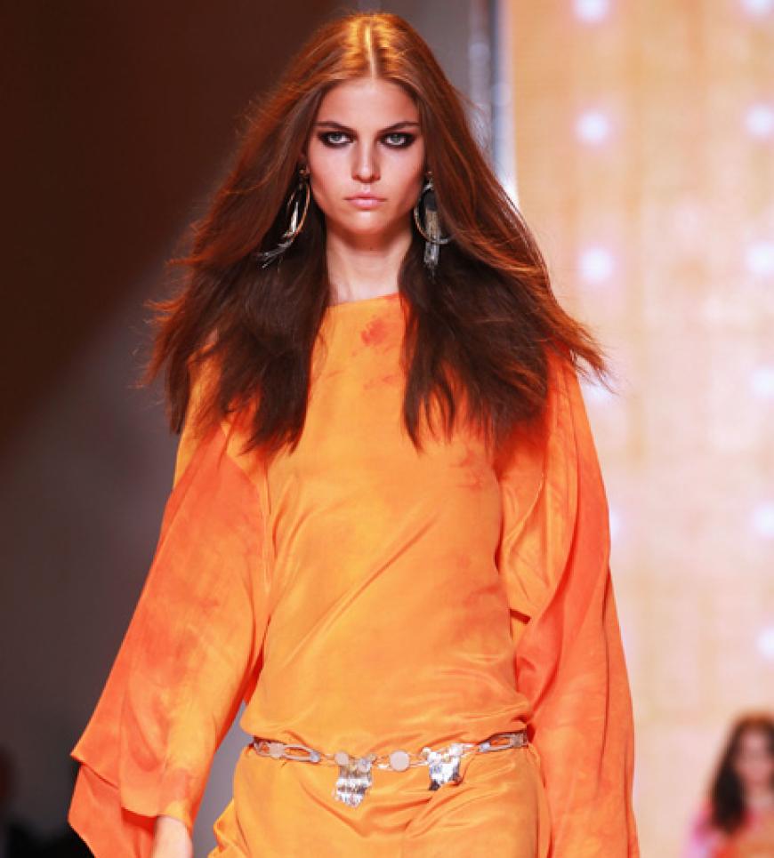 Schluss mit dem Winterblues! Wir wollen Farbe. Und zwar satt und leuchtend. Denn wir glauben ganz fest daran: So wie wir uns kleiden, fühlen wir uns auch. Und vorallem werden wir so wahrgenommen. Versace zeigt wie's geht: Das orange Kleid heizt uns ordentlich ein.