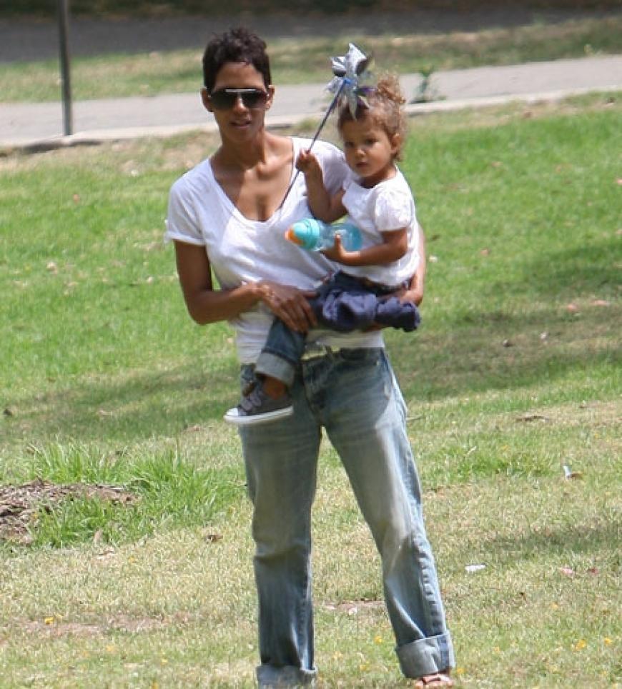 Halle Berry geht mit ihrer Nahla spazieren