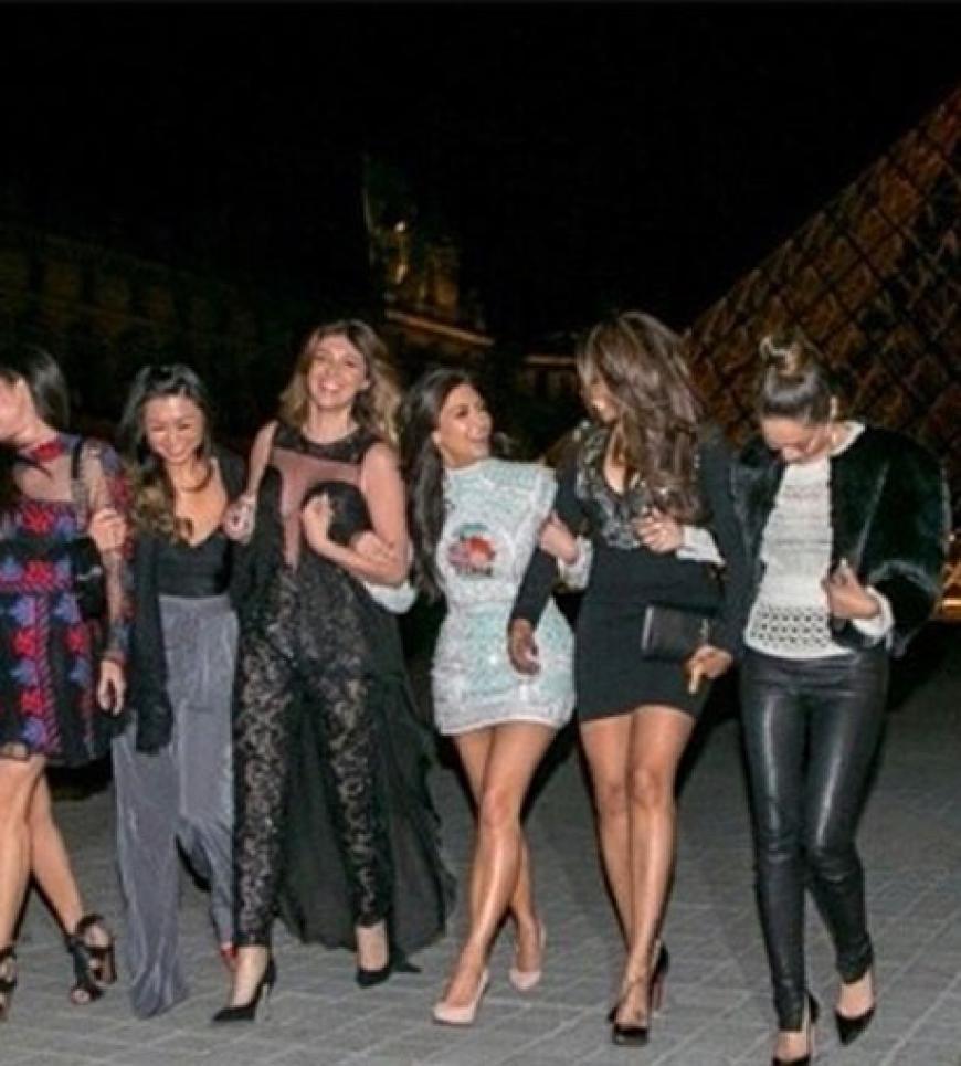 Kim Kardashian im Kreise ihrer engsten Freundinnen vor dem Eiffelturm. Im sexy Glitzerkleid stiehlt sie allen die Show
