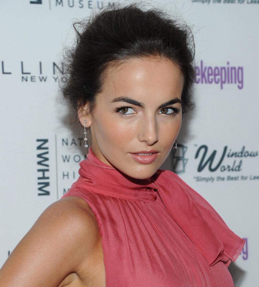 Camilla Belle strahlte in Alberta Ferretti