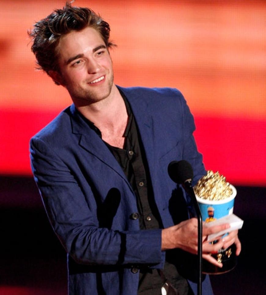 Der Star des Abends - Vampir-Darsteller Robert Pattinson nimmt seinen Movie-Award als