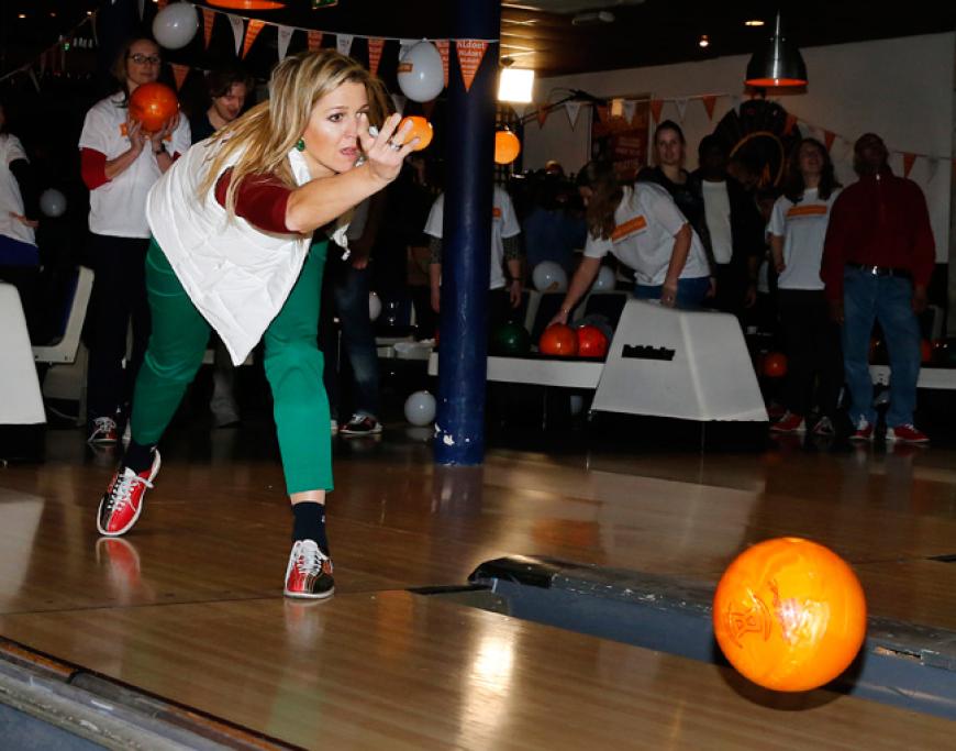 Noch schiebt sie eine ruhige Kugel: Ende April wird Máxima den Thron in den Niederlanden besteigen. Die Farbe ihrer Bowlingkugel ist deshalb natürlich mit Bedacht gewählt - Oranje!
