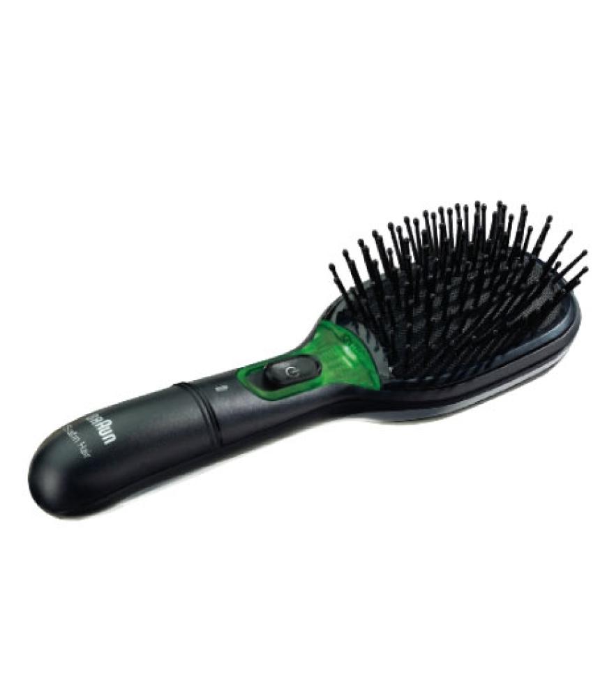 Ionen Bürste: Sie kommt ohne Hitze aus und eignet sich für alle Haartypen. Beim Kämmen gibt die Bürste Ionen ab, die eine elektrostatische Aufladung und fliegende Härchen verhindern.
Satin Hair Brush mit Ionen-Technologie von Braun, ca. 45 Euro