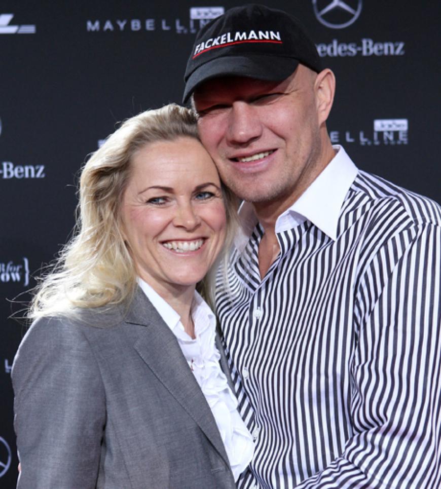 Ex-Box-Profi Axel Schulz hat offenbar auch ein Interesse an Mode. Oder kam er nur auf Wunsch von Ehefrau Patrizia nach Berlin?