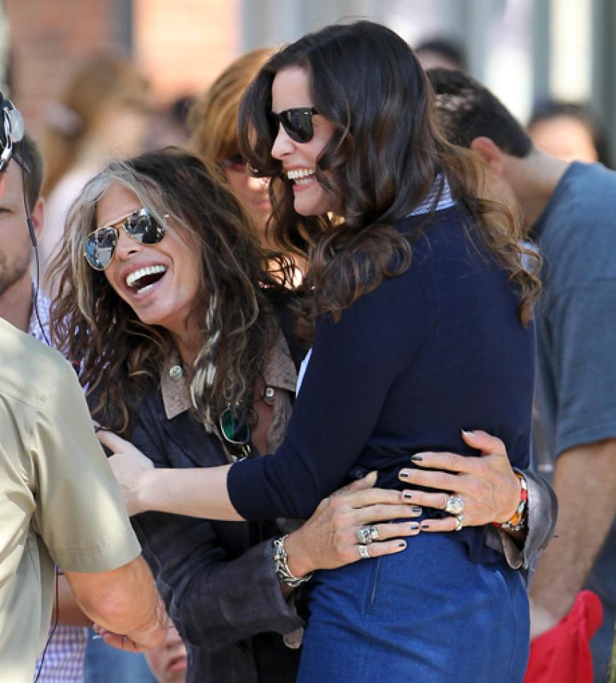 Da haben aber zwei Spaß - und zwar Vater und Tochter! Aerosmith-Sänger Steven Tyler besucht seine Tochter Liv bei den Dreharbeiten ihrer neuen Serie