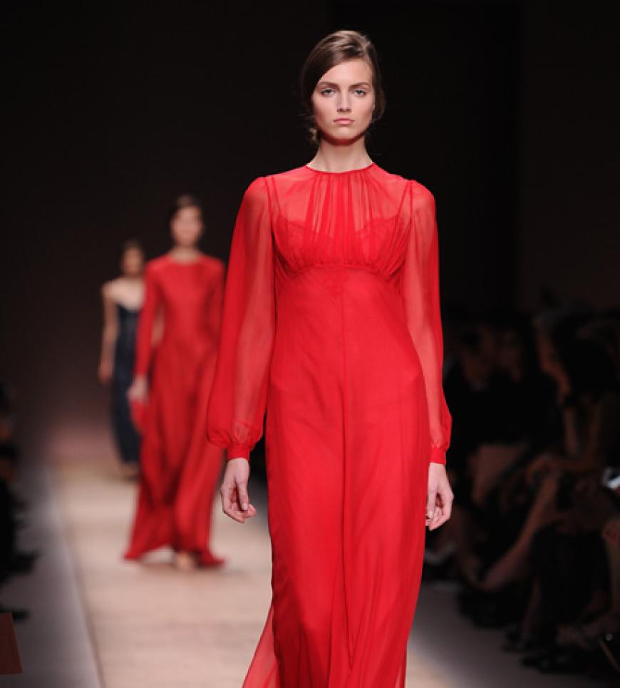 Mmhh, lecker! Bei Valentino liefen die Models in erdbeerroten Entwürfen über den Laufsteg.