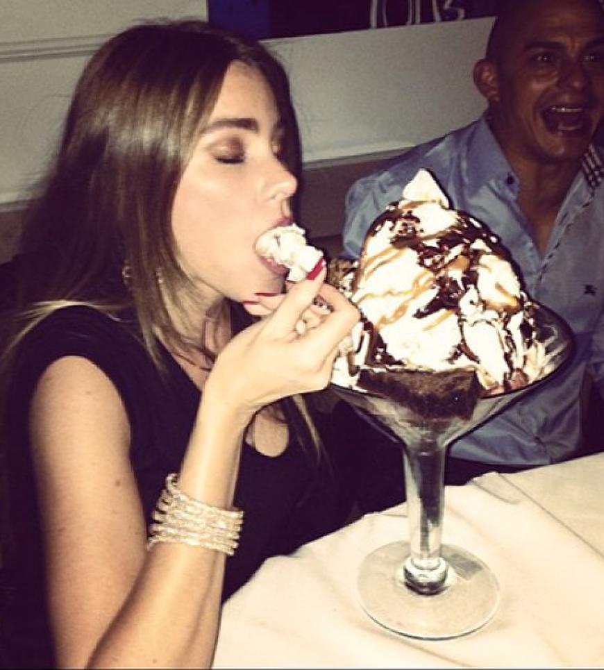 Yummie! Gut zu wissen, dass US-Serienstar Sofia Vergara mit Hollywoods Size-Zero-Norm nichts am Hut hat. Toll!