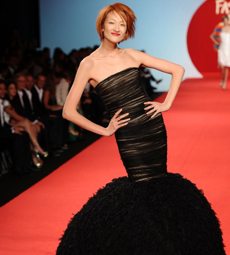 Das japanische Topmodel Ai Tominaga wirft sich in Pose