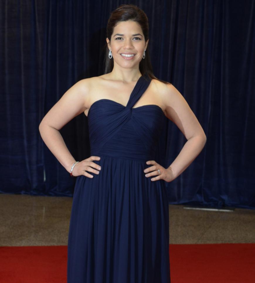 Schauspielerin America Ferrera posierte in dunkelblauer Robe für die anwesenden Fotografen