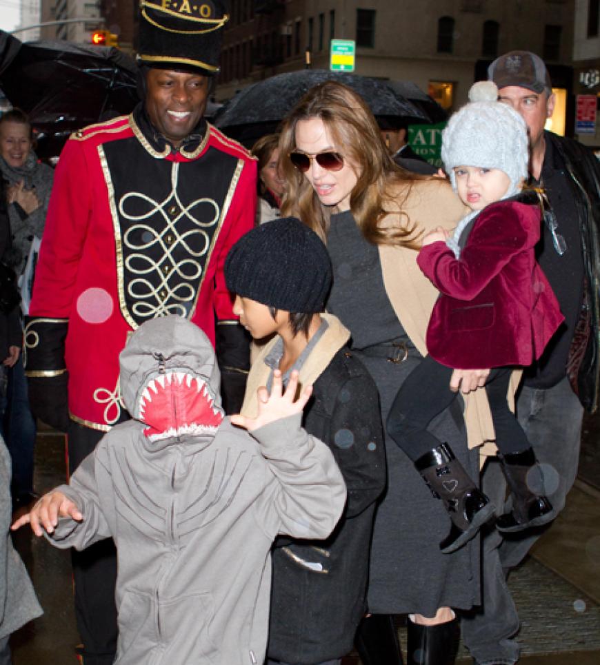 X-Mas-Zeit ist Shopping-Zeit! Das ist auch bei Familie Jolie-Pitt nicht anders. Doch bei dieser prominenten XL-Familie sieht das Einkaufen schon etwas anders aus