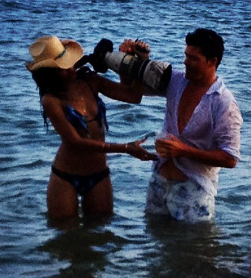 Rihanna badet mit einem Paparazzi im Meer