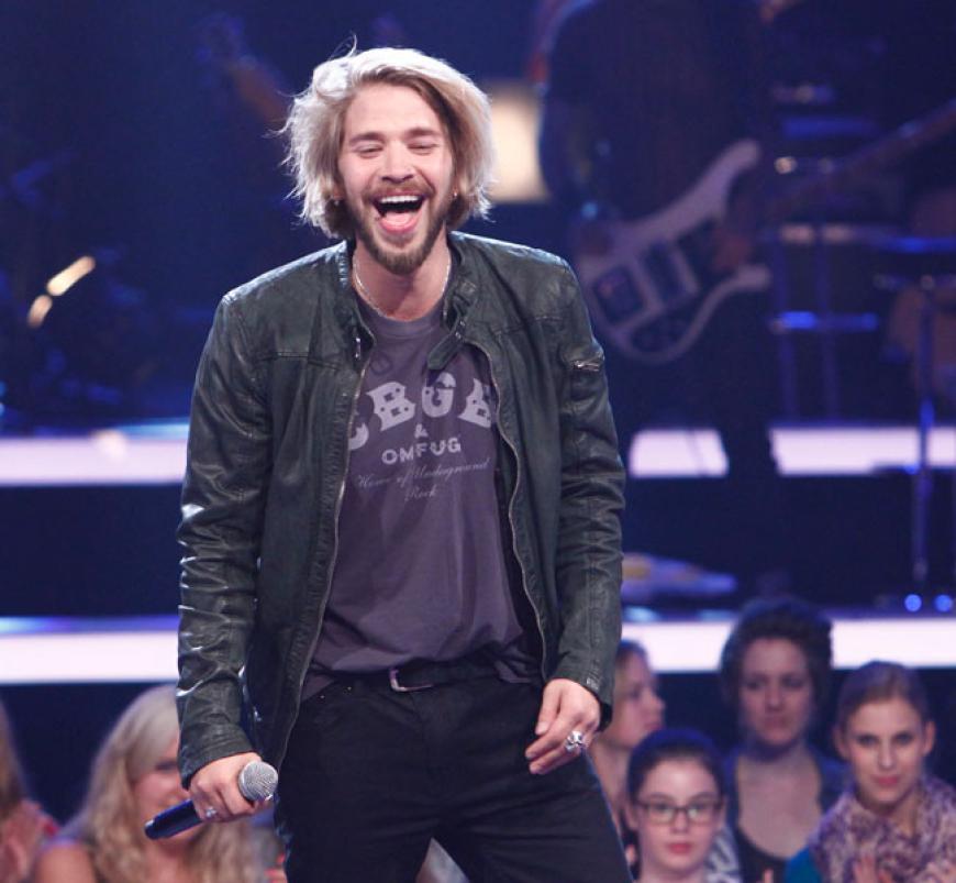 ... und rockt sich damit gegen den Mann mit der Gitarre Philip Bölter in die Liveshows