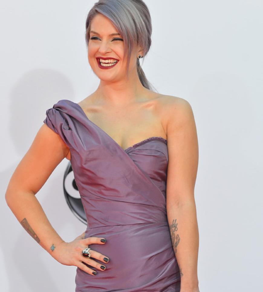 Kelly Osbourne erschreckend dünn. Der TV-Star wirkt ziemlich schmal um die Taille