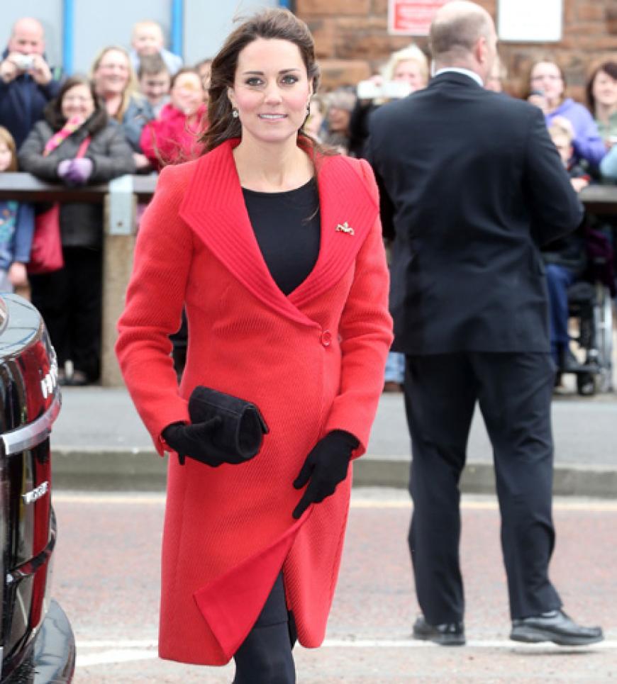 Noch bevor es in die letzten Monate geht, absolviert Herzogin Kate ihre letzten royalen Auftritte. Fast jeden Tag wird ihr Babybauch größer. Hier ist sie am Freitag, 5. April 2013, bei einem Besuch in Cumbria