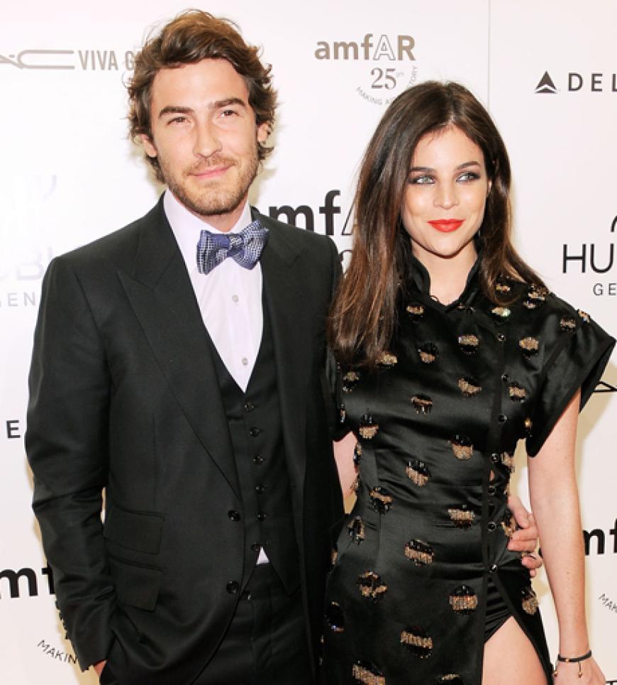 Julia Restoin-Roitfeld posiert mit Freund Robert Konjic auf dem roten Teppich