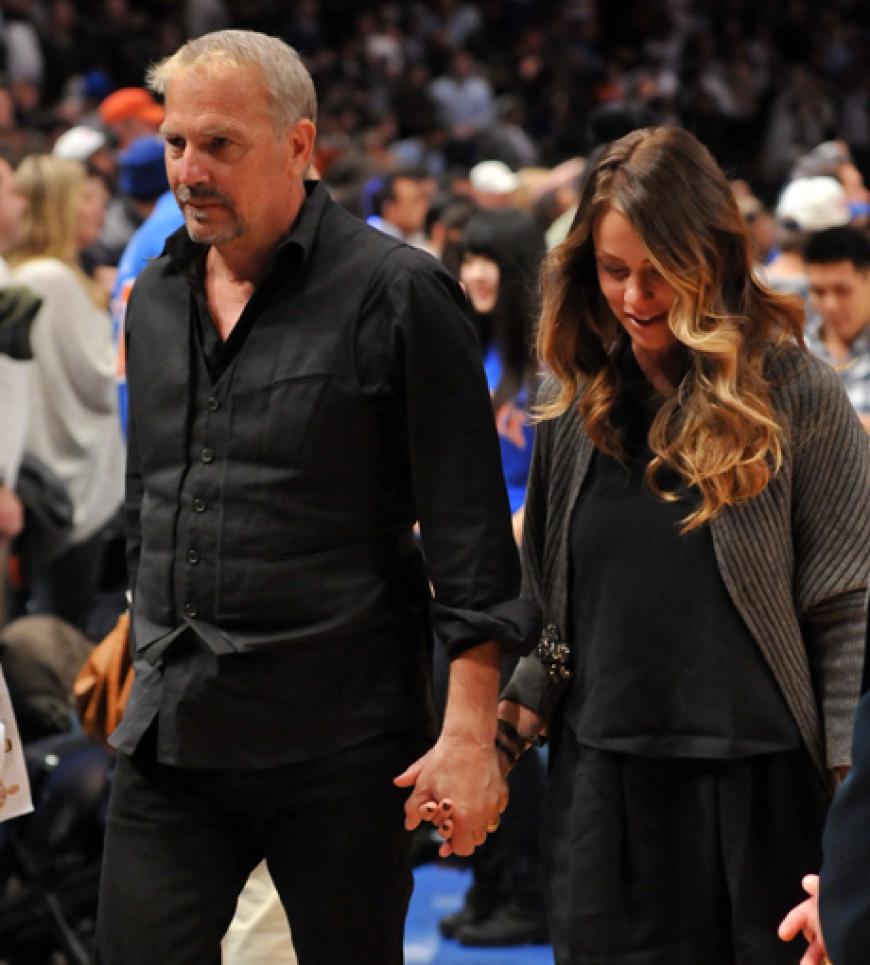 Kevin Costner und seine Frau beim Verlassen der Halle