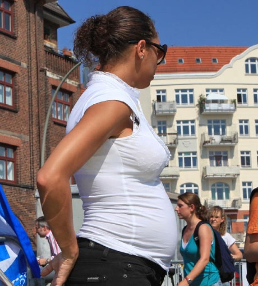 Ein schwedisches Forscherteam fand heraus: Mädchen machen werdende Mütter krank. Wer weiblichen Nachwuchs erwartet, leidet in den ersten Schwangerschaftswochen verstärkt unter Morgenübelkeit. Und genau das soll auch bei Lilly der Fall gewesen sein