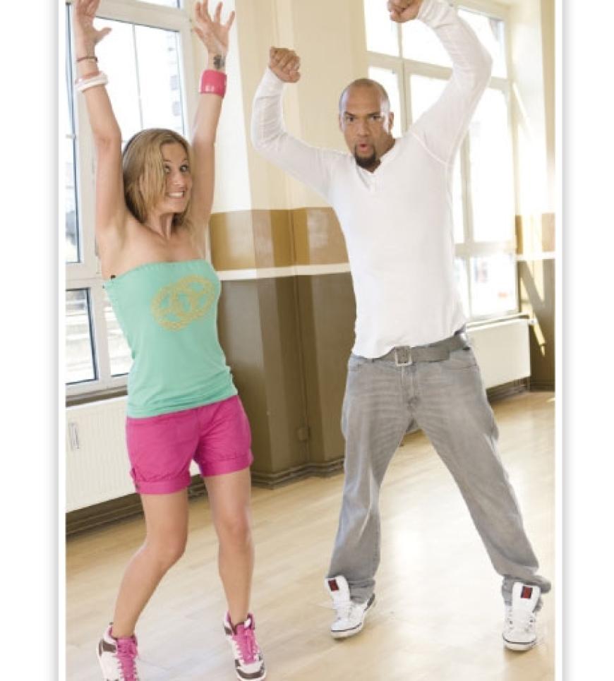 FITNESS FÜR SPORTMUFFEL: Kleine Tricks, große Wirkung!
2: Strecksprünge machen Spaß und sorgen ganz nebenbei für Power für den Tag. Aus der Hocke mit Körperspannung hochspringen - klingt einfach, wie bei einem Kindergeburtstag, man braucht aber ganz schön Puste. Mit wenigen Wiederholungen starten und jeden Tag steigern