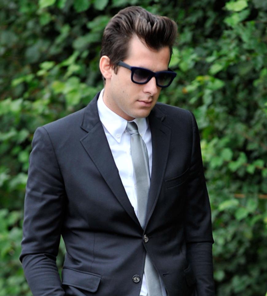 Mit Musikproduzent Mark Ronson nahm Amy ihre Single