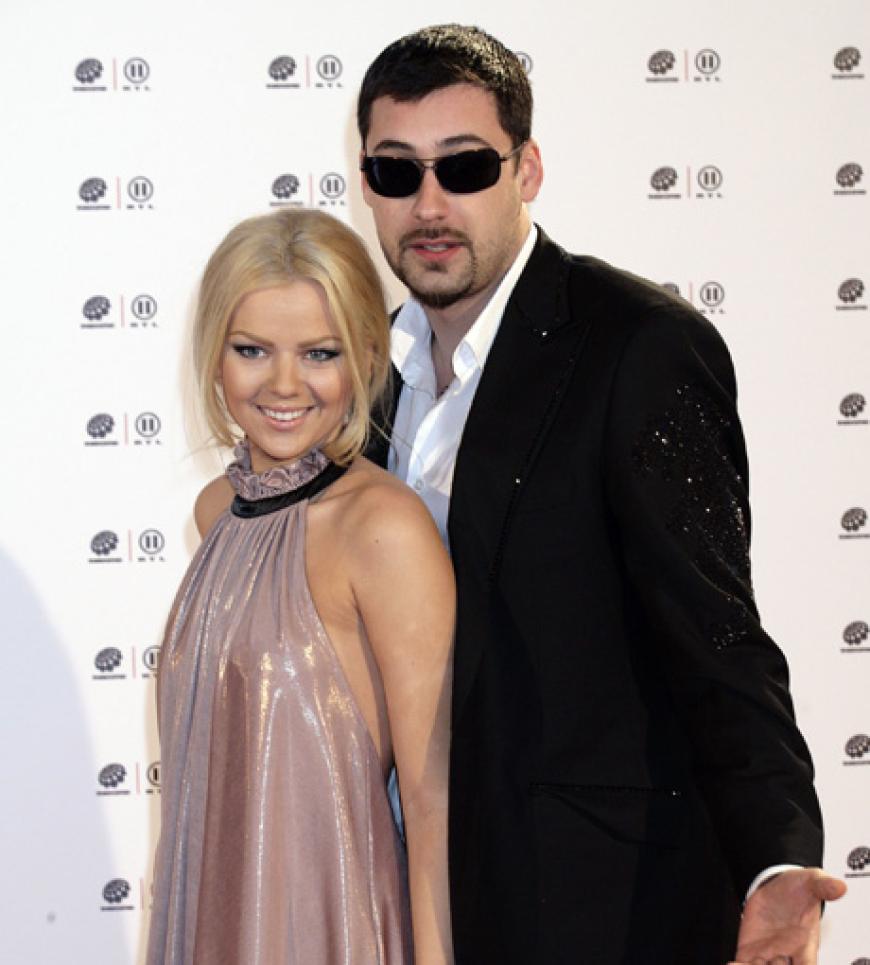 Rapper Sido und seine Verlobte Doreen Steinert haben sich nach sieben Jahren Beziehung getrennt. Genauere Informationen wollten beide nicht preisgeben. Aber kurz darauf präsentierte der Rapper seine Neue, nämlich Moderatorin Charlotte Engelhardt