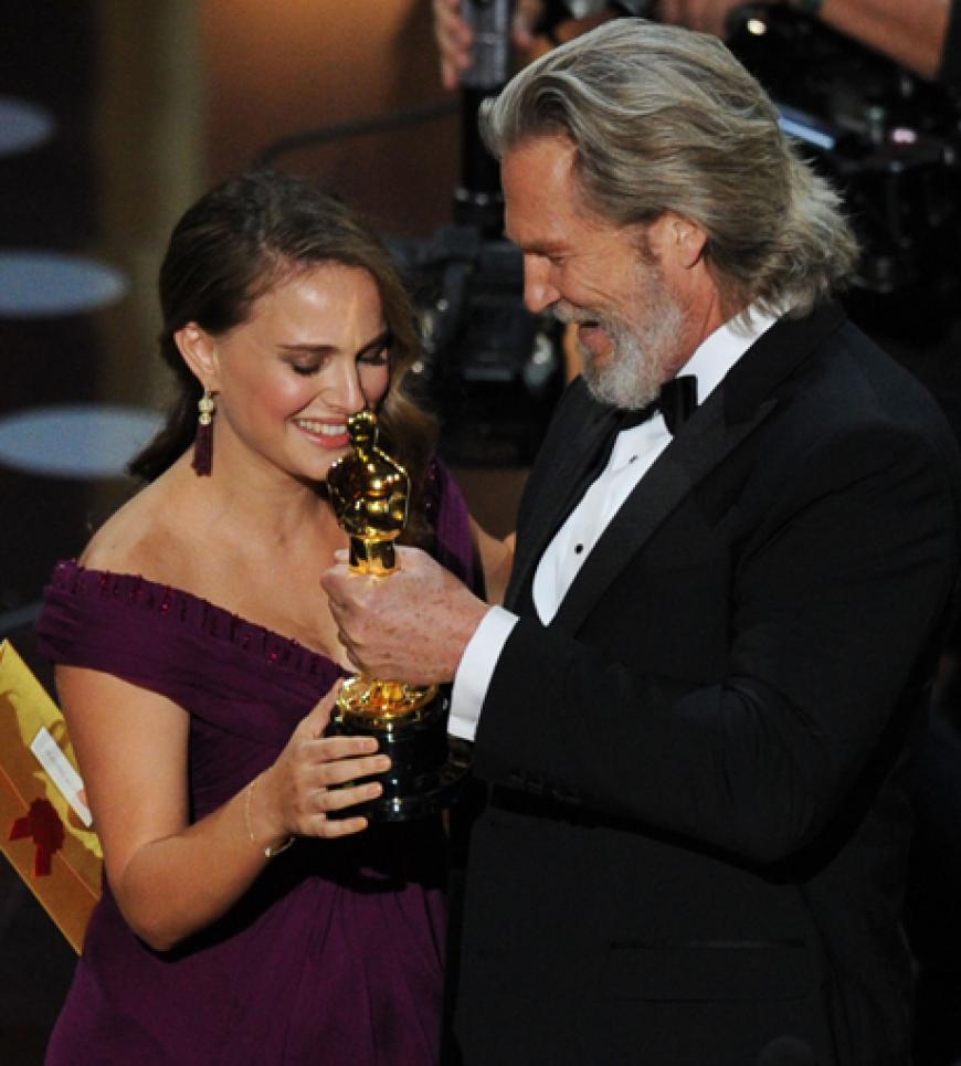 Bewegender Augenblick: Oscar-Preisträger Jeff Bridges überreicht der hochschwangeren Natalie Portman eine Trophäe