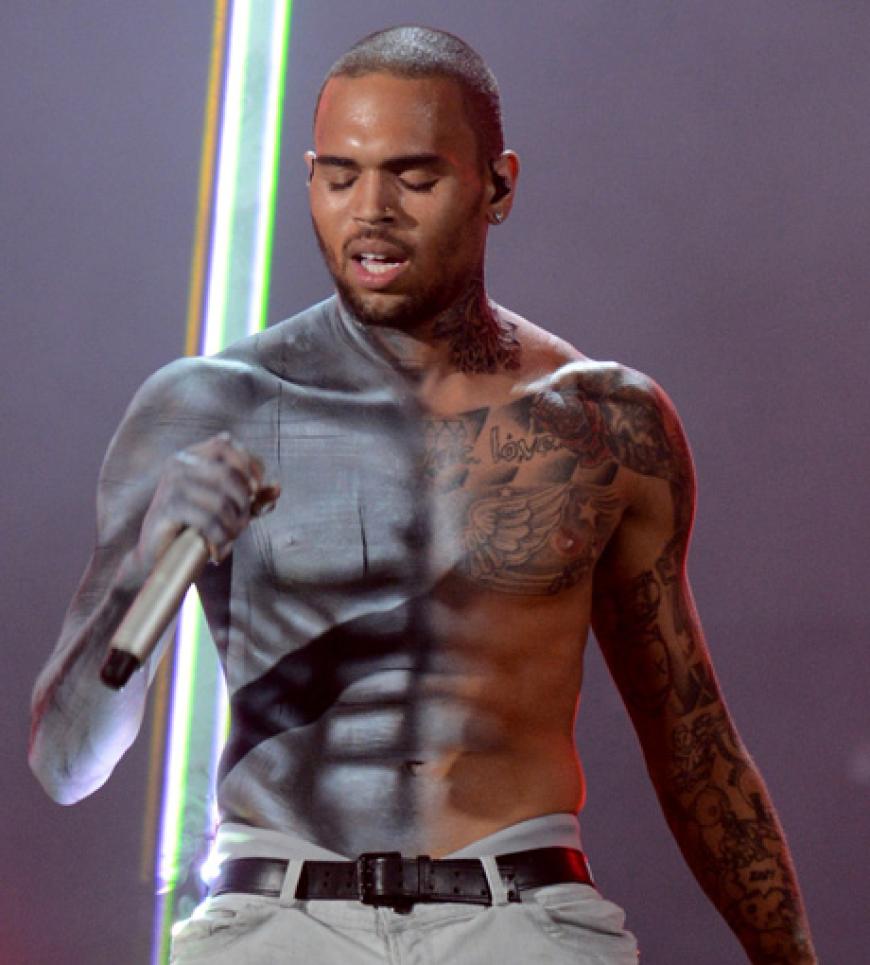 Chris Brown zeigte am Wochenende schon sein neues Hals-Tattoo auf Twitter - bei den