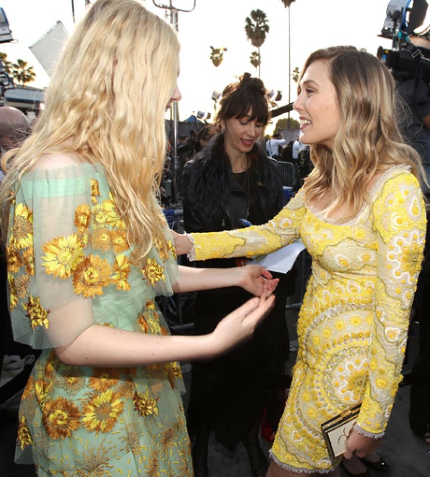 Herzliche Begrüßung: Elle Fanning und Elizabeth Olsen auf dem Roten Teppich