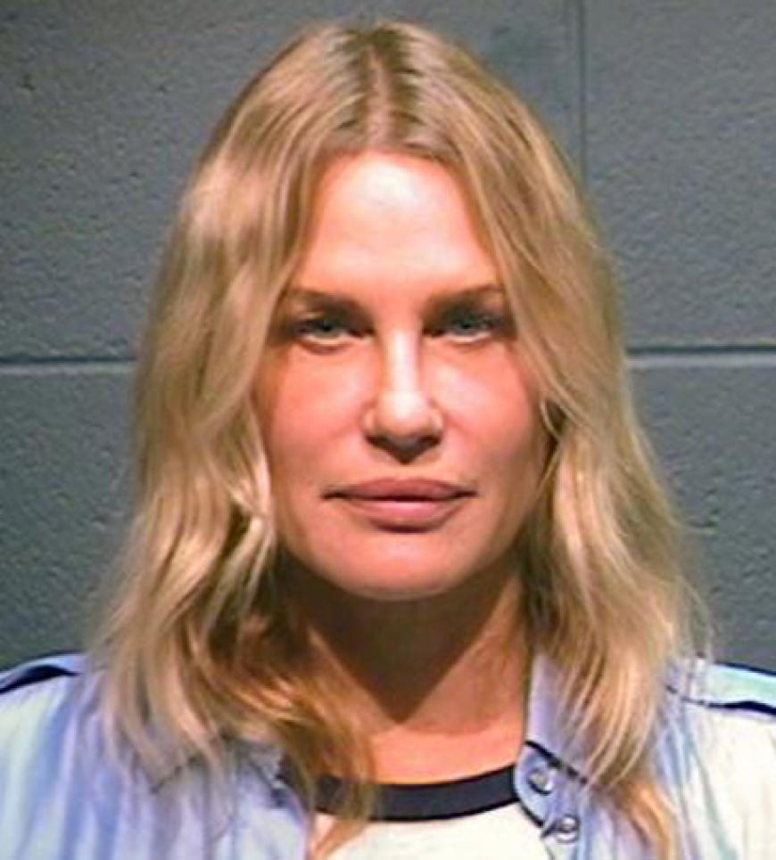 Auch Stars geraten mal in Schwierigkeiten. Hier sind die Beweisfotos ... Der neueste Polizei-Schnappschuss stammt von Schauspielerin Daryl Hannah. Sie hatte sich für den Umweltschutz stark gemacht - dann klickten die Handschellen