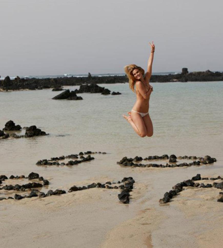 Bar Rafaeli promotet ihre neue Facebook-Seite oben ohne. Na wenn das kein voller Erfolg wird