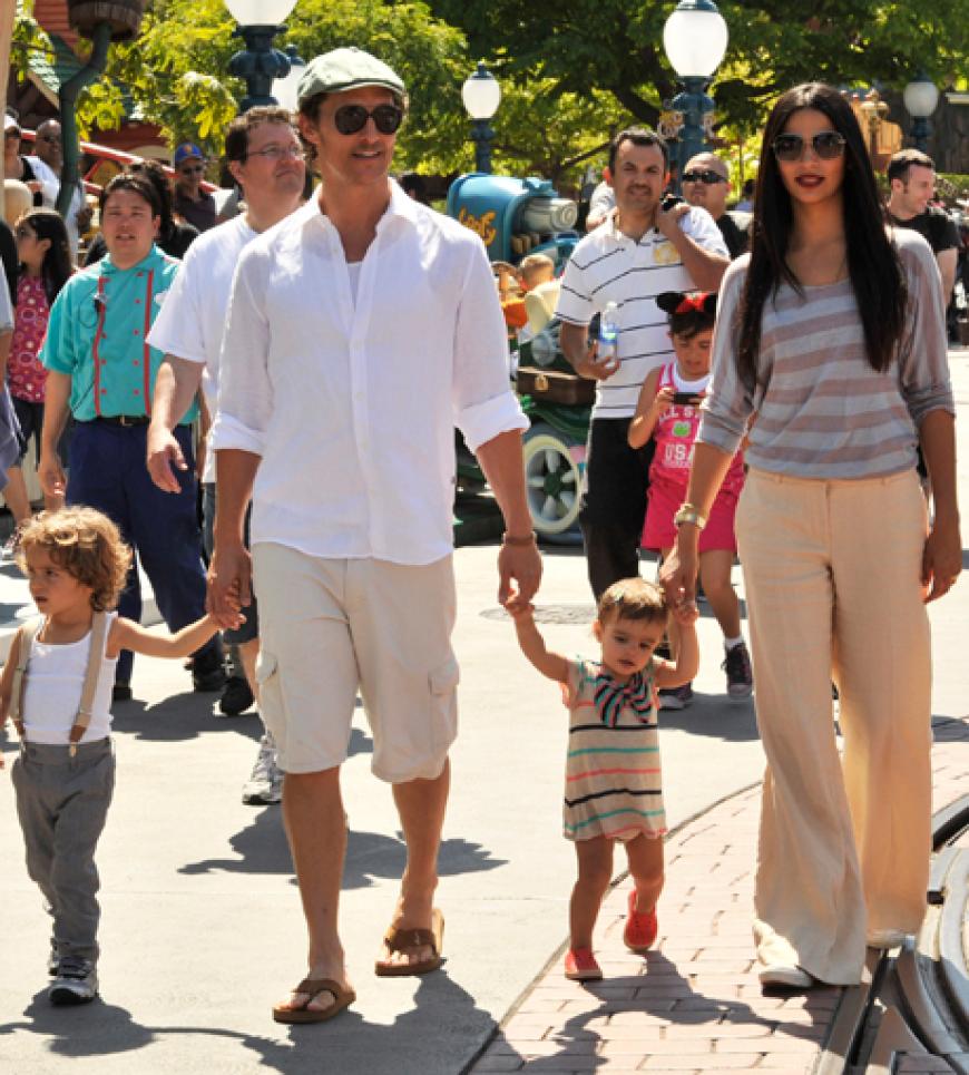 Happy Family im Disneyland: Matthew McConaughey genießt mt Ehefra Camilla un den Kindern Levi und Vida