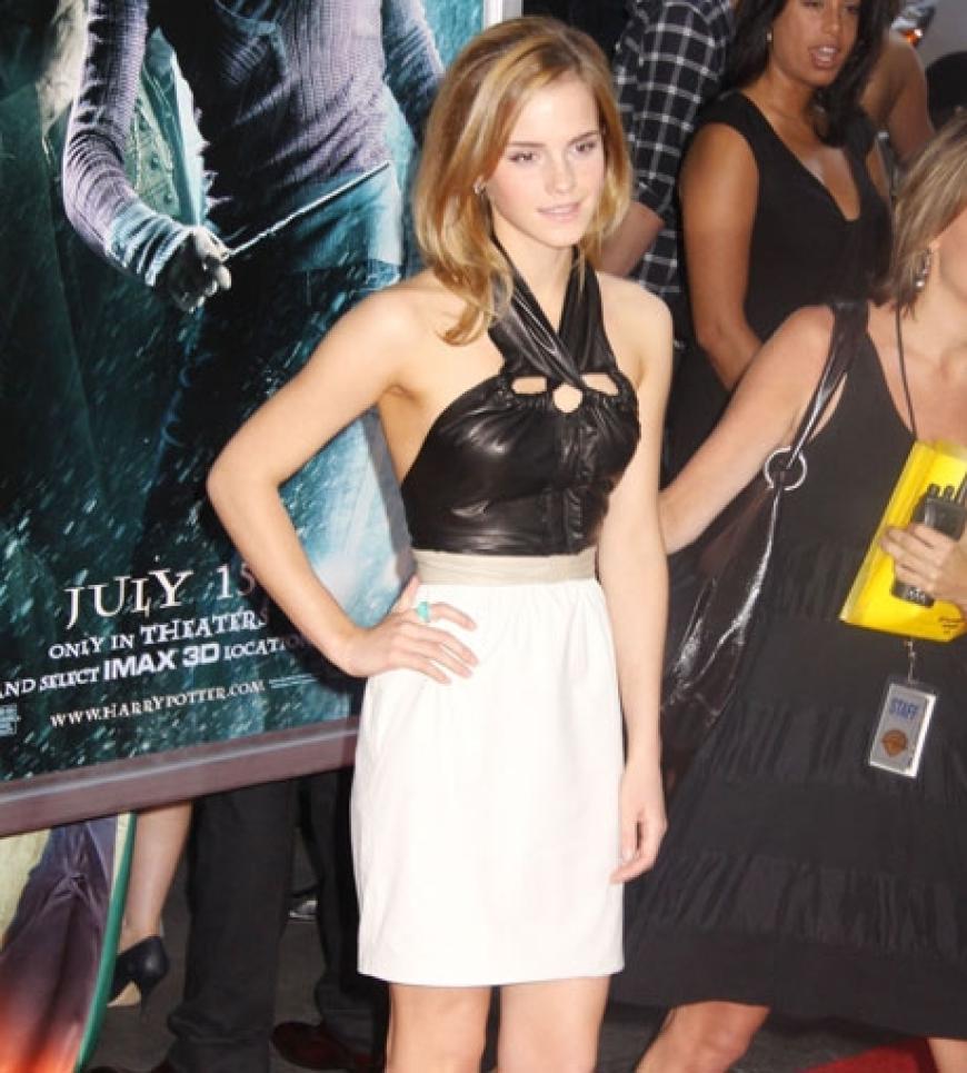 In New York strahlte Emma Watson in einem kurzen Neckholder-Kleid aus Leder und weißem Stoff