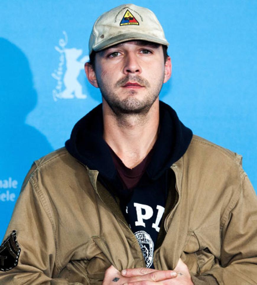 ... es handelte sich nämlich um Shia LaBeouf, der schon auf der Pressekonferenz für viel Aufsehen sorgte