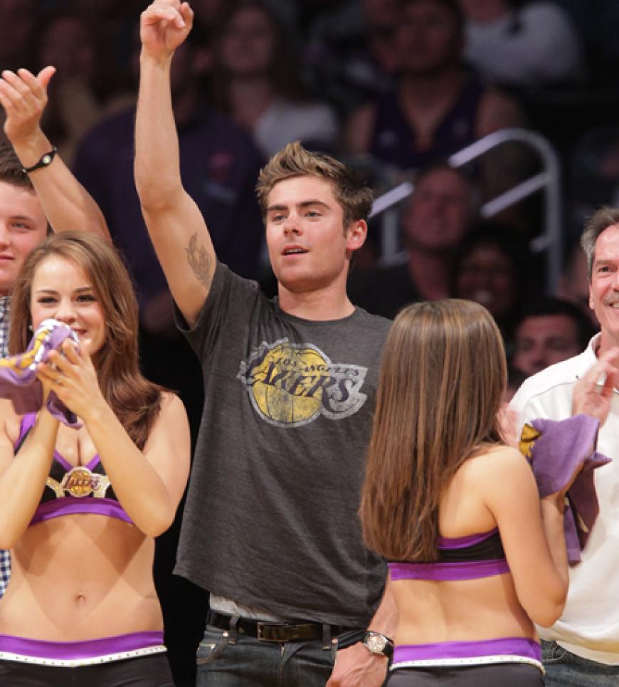 Zac Efron in Action. Der Schauspieler feuerte gemeinsam mit seinem Bruder die Lakers an
