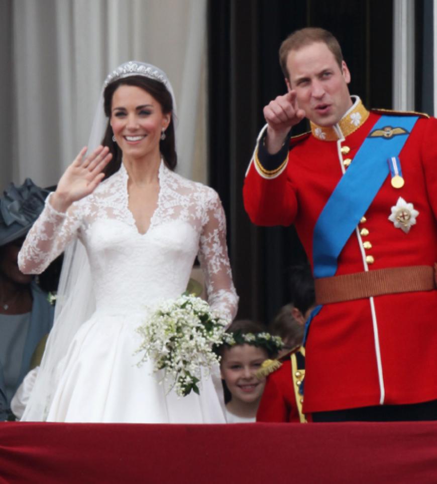 Überwältigt von der Menschenmenge, die dem frischvermählten Paar zujubelt, zeigen sich Kate und William pünktlich um 14:25 Uhr auf dem Balkon des Buckingham Palace