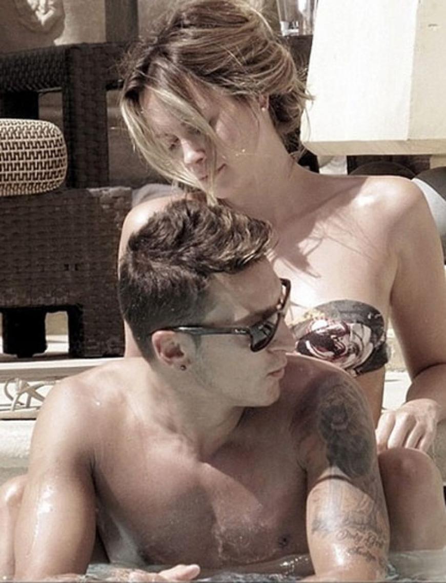 Mandy Capristo und Mesut Özil kuscheln im Wasser