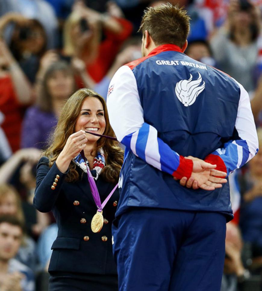 Strahlend schön: Kate Middleton übergibt die Medaille an den britischen Diskuswerfer Aled Davies