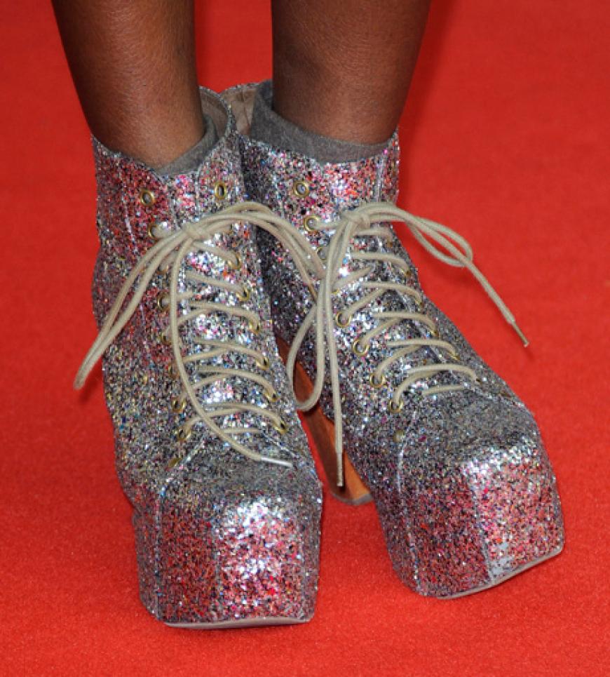 Und dazu kombinierte die Sängerin klobige Glitzerboots. Naja ...