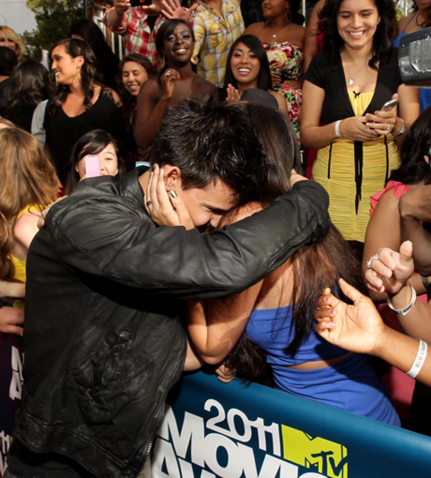 Die aufregung der Fans bei der Ankunft von Twilight Kollege Taylor Lautner ließ es vermuten