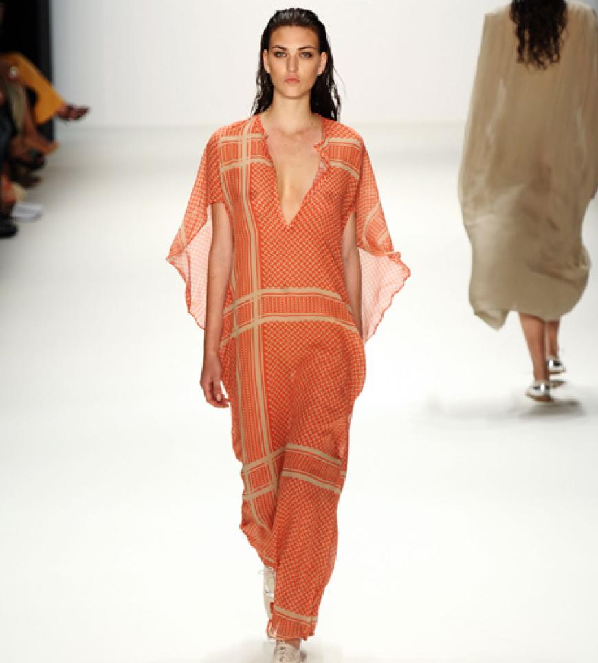 Federleichte Stoffe und dezente Muster stehen diesen Sommer bei dem Berliner Label Lala Berlin auf dem Programm. In diesem Kleid sehen wir uns schon auf der nächsten Safari in Afrika.