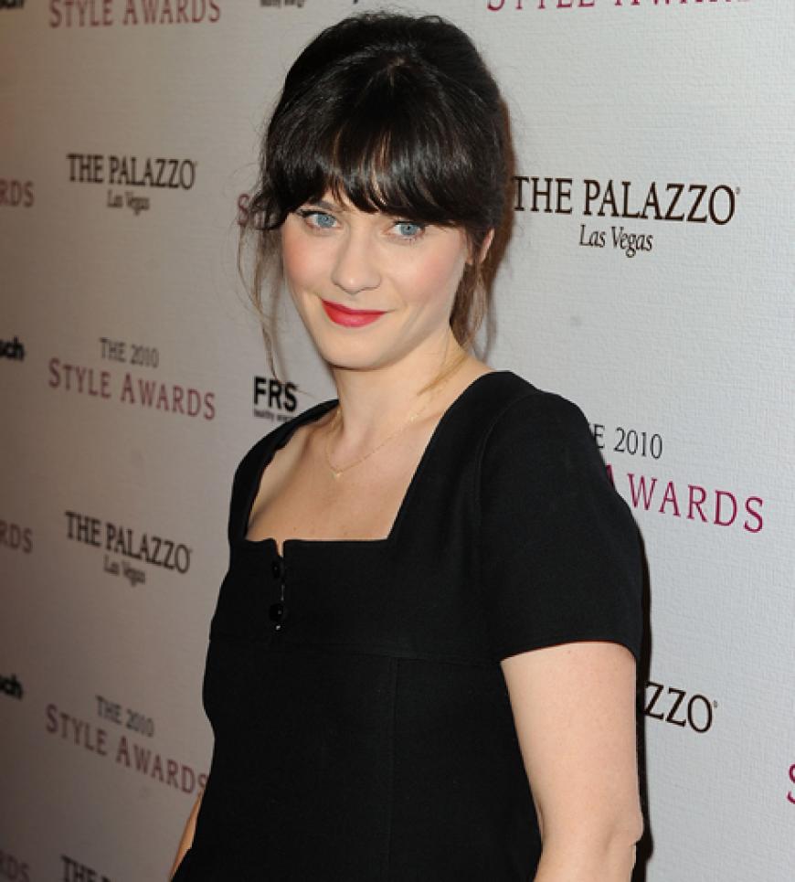Schauspielerin Zooey Deschanel lächelt schüchtern in die Kameras